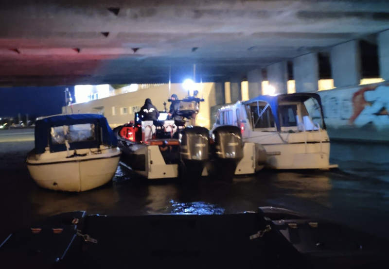 Ep&auml;onninen tapahtumaketju &ndash; Kaksi venett&auml; ajautui kaislikkoon Vanhankaupunginlahdella Helsingiss&auml; - Uutinen - Totalvene.fi