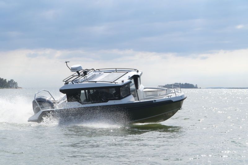 Buster Magnum Cabin (2022&ndash;) &ndash; Ensimm&auml;inen katettu Magnum on onnistunut kokonaisuus - Video - Totalvene.fi