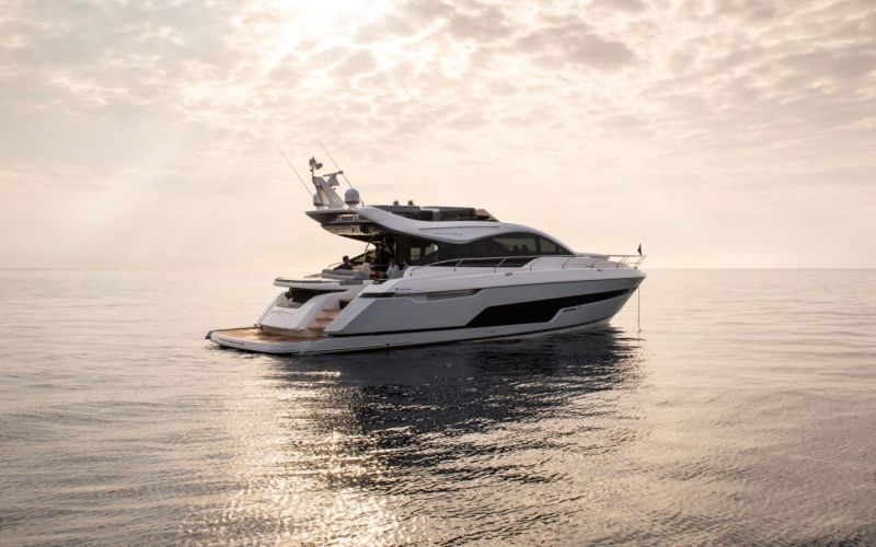 Fairline Phantom 65 (2023&ndash;) &ndash; T&auml;ss&auml;p&auml; n&auml;pp&auml;r&auml; (kolmen miljoonan) perhevene - Video - Totalvene.fi