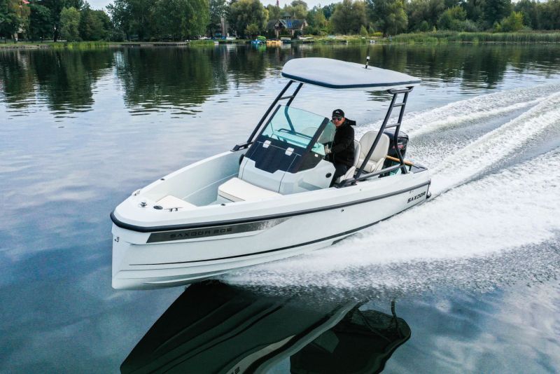 Saxdor 205 (2023&ndash;) &ndash; Tavanomaisempi muttei viel&auml;k&auml;&auml;n tavallinen - Video - Totalvene.fi