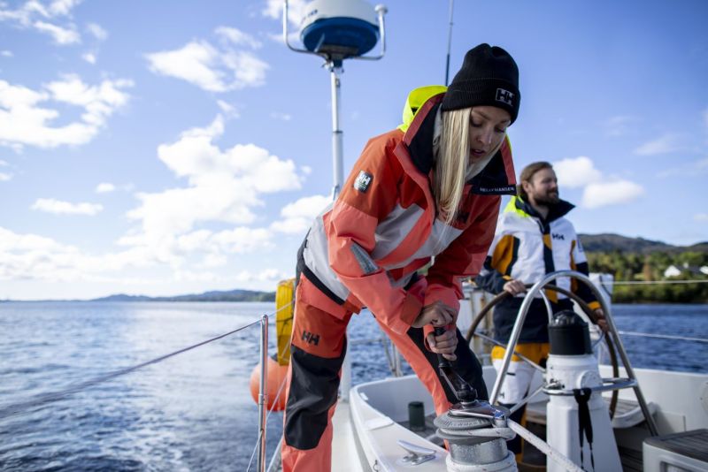 Meriroskat vaatteiksi  &ndash; Helly Hansen hy&ouml;dynt&auml;&auml; Ocean Bound -kierr&auml;tysmateriaalia laajasti kes&auml;n 2023 mallistossa - Ensiesittely - Totalvene.fi
