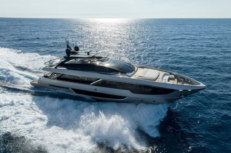 Riva 102 Corsaro Super (2023&ndash;) &ndash; Italialainen superkaappari  - Ensiesittely - Totalvene.fi