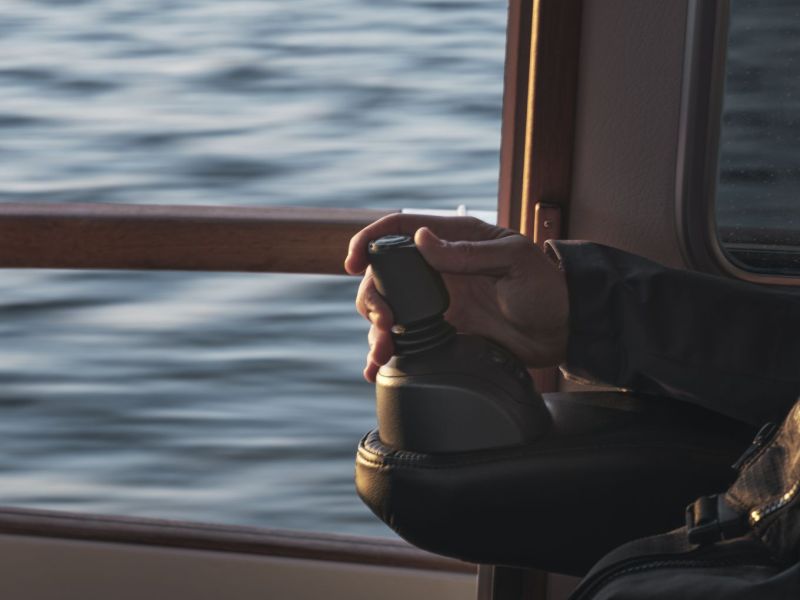 Volvo Penta Joystick Driving (2024&ndash;) &ndash; Ohjaus, vaihteet ja vihdoin my&ouml;s kaasu: kaikki yhdess&auml; sauvassa - Ensiesittely - Totalvene.fi