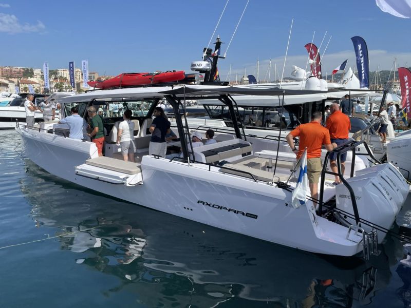 Cannes Yachting Festival & Salone Nautico Genoa: Axopar 45 Cross Top & Sun Top &ndash; Melkein identtiset melkein avomallit - Reportaasi - Totalvene.fi
