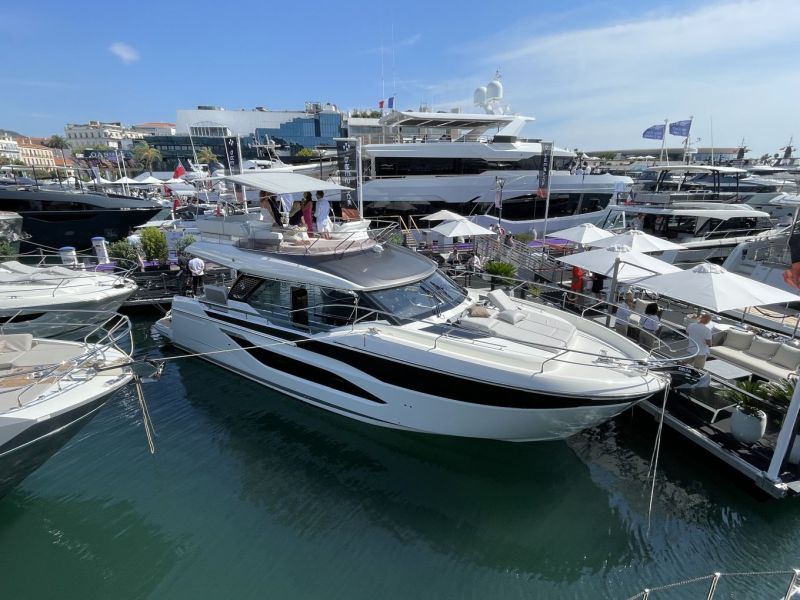 Cannes Yachting Festival & Salone Nautico Genova: Prestige F4 &ndash; V&auml;h&auml;n kuin katti mutta mono - Reportaasi - Totalvene.fi