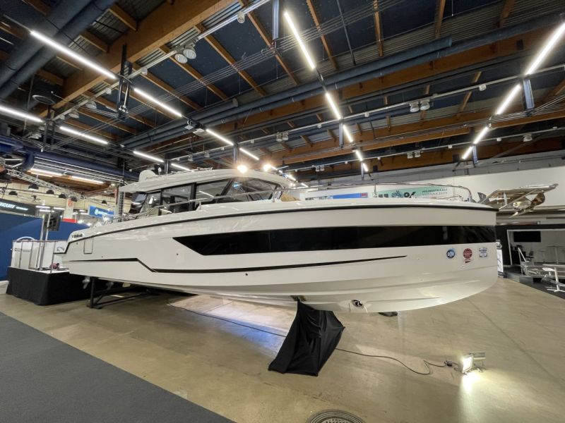 Vene 23 B&aring;t: isot ohjaushyttiveneet &ndash; Hytti ja kaksi tai kolme konetta - Reportaasi - Totalvene.fi