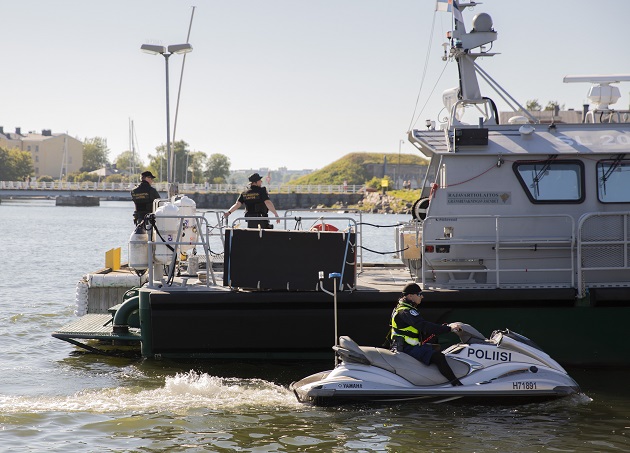 Purjevene py&ouml;r&auml;hti ymp&auml;ri Oulun edustalla &ndash; Vesijettikuljettaja riensi apuun - Uutinen - Totalvene.fi
