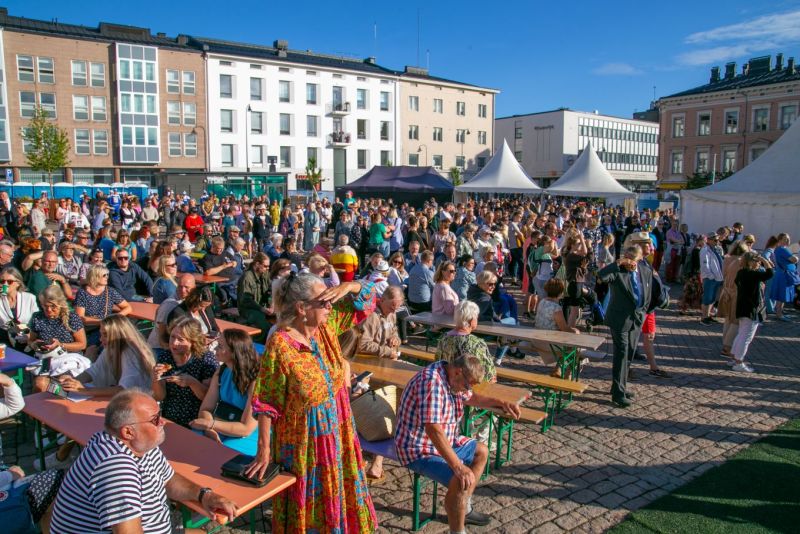 Merip&auml;iv&auml;t alkavat  &ndash; Viihdetaivaan kirkkaimmat t&auml;hdet esiintyv&auml;t K&auml;&auml;rij&auml;n johdolla - Uutinen - Totalvene.fi