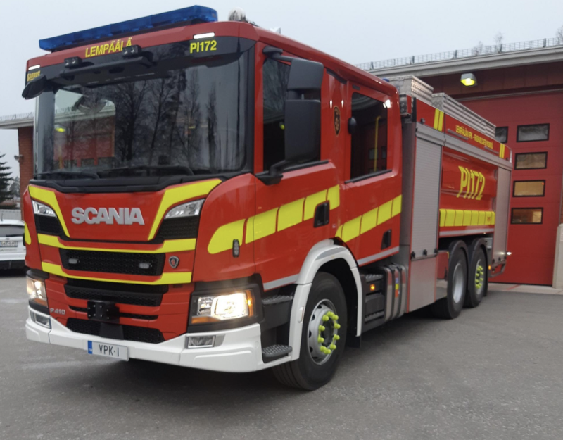 Moottorivene paloi omakotitalon pihassa Lemp&auml;&auml;l&auml;ss&auml; &ndash; Palosta ei aiheutunut levi&auml;misvaaraa l&auml;heisiin rakennuksiin - Uutinen - Totalvene.fi