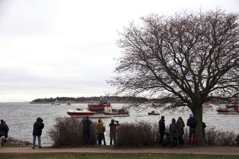 Perinteinen kunniak&auml;ynti merenkulkijoiden ja mereen menehtyneiden muistomerkill&auml; pyh&auml;inp&auml;iv&auml;n&auml; &ndash; Merenkulkuj&auml;rjest&ouml;t kokoontuvat muistomerkille 55. kerran - Uutinen - Totalvene.fi