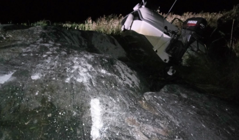 Moottorivene rys&auml;ytti luodolle Salossa &ndash; Kaksi loukkaantui - Uutinen - Totalvene.fi