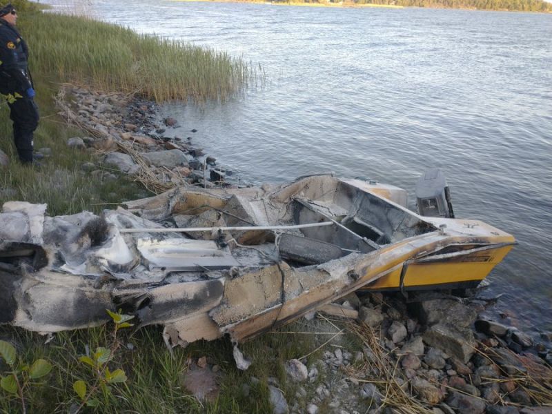 Nelj&auml; henkil&ouml;&auml; joutui veden varaan &ndash; Moottorivene paloi k&auml;ytt&ouml;kelvottomaksi tankkauksen yhteydess&auml; - Uutinen - Totalvene.fi