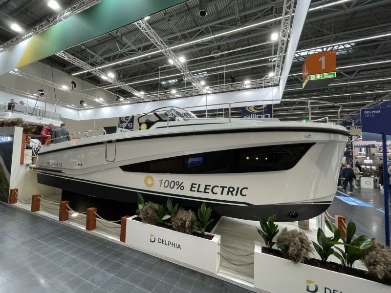 Boot D&uuml;sseldorf 2023: Delphia 10 Lounge &ndash; S&auml;hk&ouml;sloep steroideilla - Video - Totalvene.fi