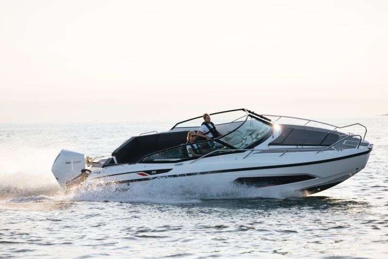 Nordkapp Noblesse 830 (2023&ndash;) &ndash; Makea maxi-DC V10 koneella - Video - Totalvene.fi