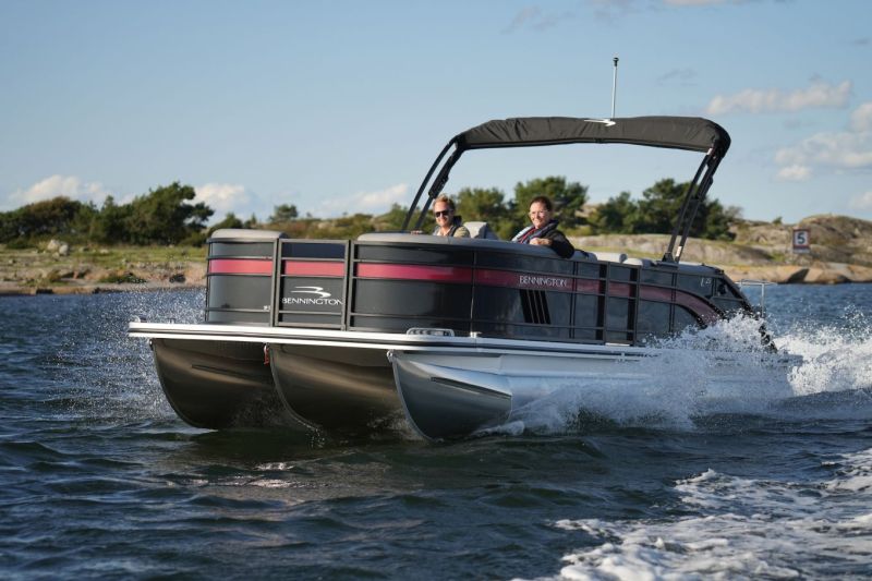 Bennington L25 Swingback (2021&ndash;) &ndash; Sosiaalinen alusta - Kokeilu - Totalvene.fi