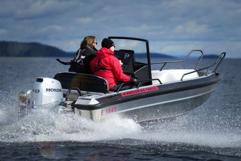 Faster 465 (2025&ndash;)  &ndash; Aloituskoko isompien ominaisuuksilla - Kokeilu - Totalvene.fi