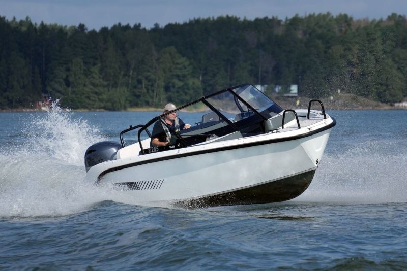 Yamarin Cross 55 Bow Rider (2025&ndash;) &ndash; Pikkuj&auml;tti - Testi - Totalvene.fi