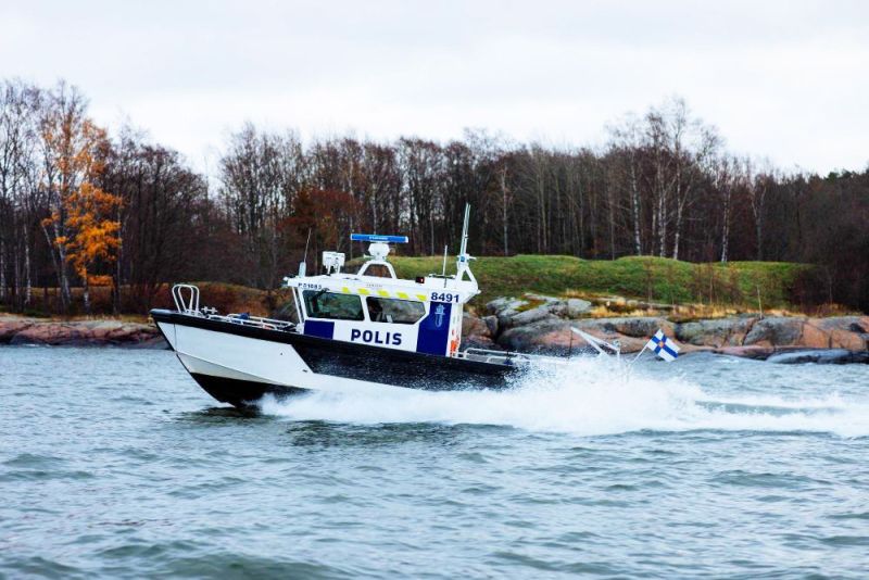Paikalla poliisi ja meripelastus &ndash; Moottorivene rys&auml;ytti karille paraatipaikalla Helsingiss&auml; - Uutinen - Totalvene.fi