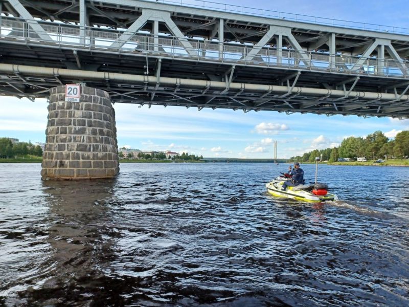 Poliisi valvoi vesiliikennett&auml; Rovaniemell&auml; &ndash; Kaunis s&auml;&auml; ja kes&auml;lomakuukausi liikuttavat ihmisi&auml; vesill&auml; - Uutinen - Totalvene.fi