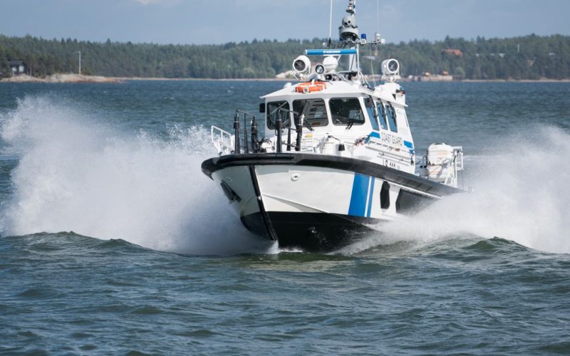 Kylm&auml;&auml;n mereen joutuneet veneilij&auml;t selvisiv&auml;t vedess&auml; tuntikausia &ndash; Yksi henkil&ouml; edelleen kateissa M&auml;ntyluodon edustalla - Uutinen - Totalvene.fi