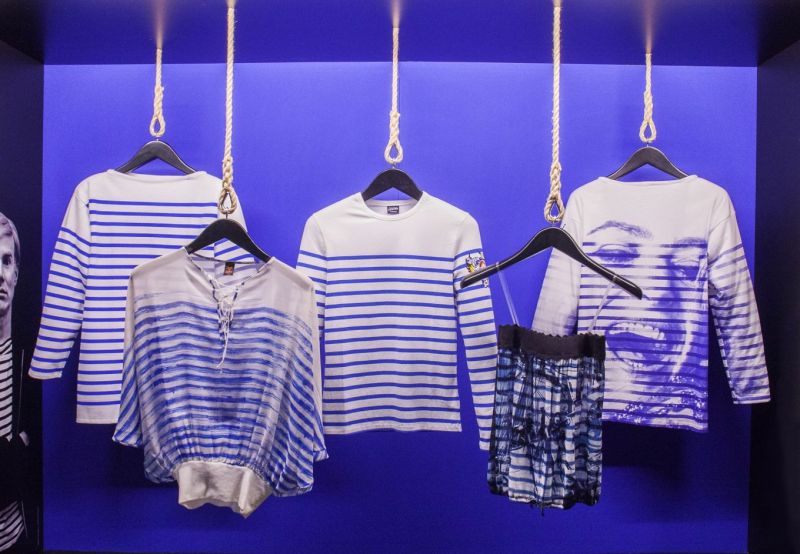 Oceanista &ndash; muoti ja meri: Suomen merimuseon uudessa n&auml;yttelyss&auml; n&auml;hd&auml;&auml;n meren inspiroimaa huippumuotia ja klassikoita vuosikymmenien varrelta - Uutinen - Totalvene.fi