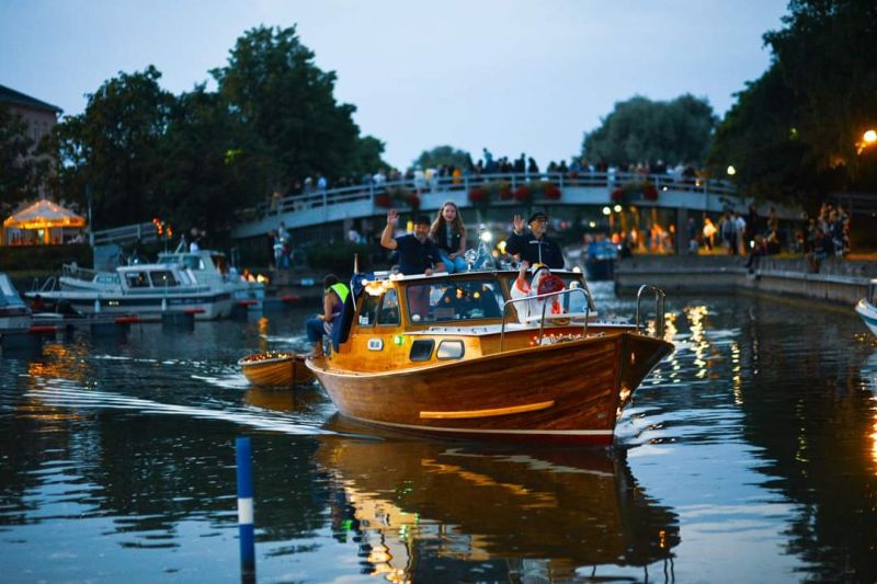 Klassikkoveneit&auml; Muinaistulien y&ouml;ss&auml;  &ndash; Perinteinen puuveneparaati Paraisilla - Uutinen - Totalvene.fi