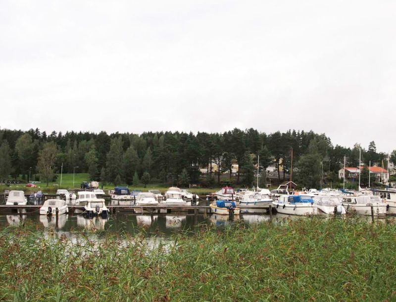 Veneilij&auml; t&ouml;rm&auml;si putkeen S&auml;rkisalon edustalla  &ndash; Putki on noussut pintaan noin sadan metrin matkalta - Uutinen - Totalvene.fi