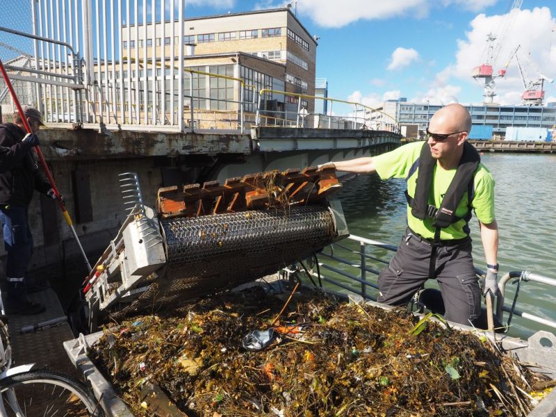 Helsingin rantavesist&auml; ker&auml;ttiin kes&auml;n aikana 97 kuutiota roskaa &ndash; Siivousta tehtiin veneill&auml; ja sukeltamalla - Uutinen - Totalvene.fi