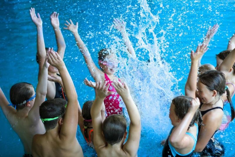 Hauskaa vesiturvallisuuden oppimista syyslomalla &ndash; Vesisankarit valtaavat Matinkyl&auml;n uimahallin  - Uutinen - Totalvene.fi