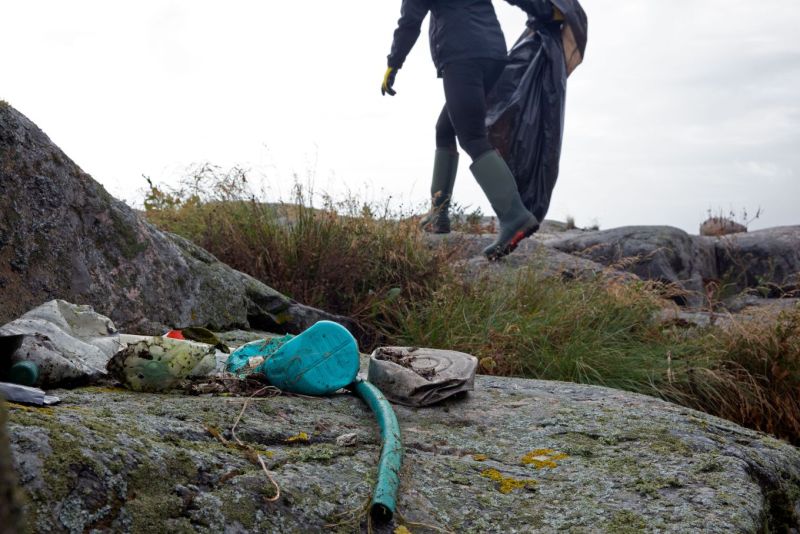 WWF:n ja Mets&auml;hallituksen Luontopalvelujen talkooleiri k&auml;ynniss&auml; &ndash; Saaristomerell&auml; siivotaan roskia talkoovoimin - Uutinen - Totalvene.fi