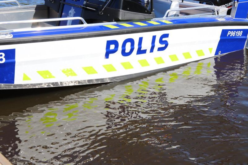 Poliisi pys&auml;ytti sekavasti k&auml;ytt&auml;ytyneen seurueen Kotkassa &ndash; Veneilij&ouml;it&auml; ep&auml;ill&auml;&auml;n vakavista rikoksista - Uutinen - Totalvene.fi