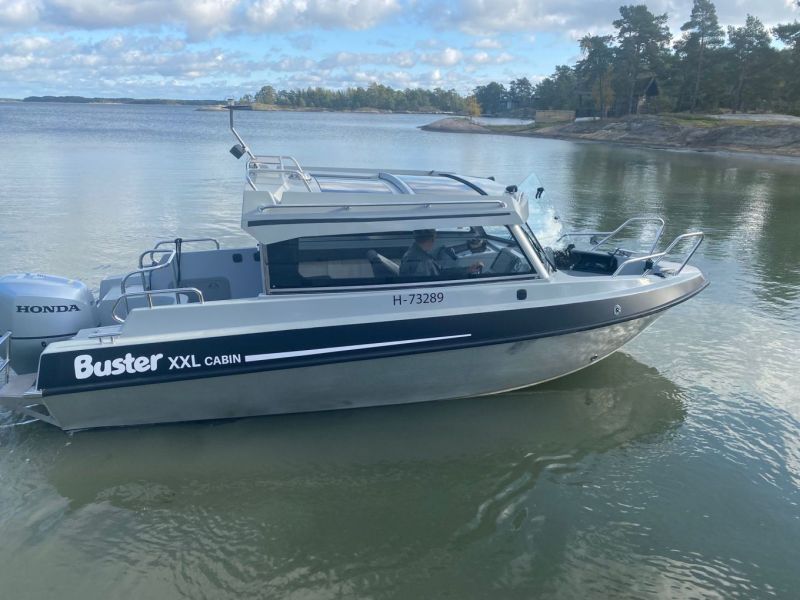 K&auml;ytetyn veneen esittely: Buster XXL Cabin (2011&ndash;2012) &ndash; Cabin-Busterien ensimm&auml;inen sukupolvi  - Vaihtoveneet - Totalvene.fi