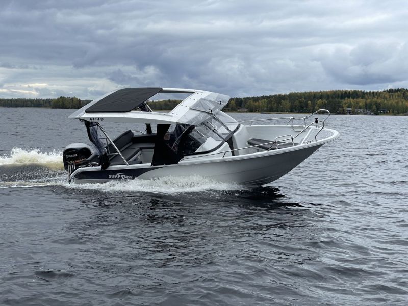 Suvi 63 T-Top (2025&ndash;) &ndash; Iso ja erikoinen koeajovideolla - Video - Totalvene.fi