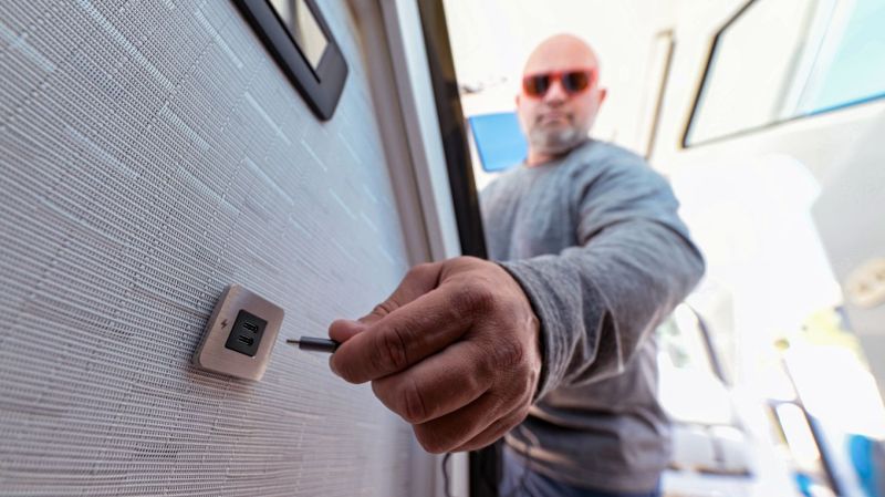 Scanstrut Tile (2025&ndash;) &ndash; Tyylik&auml;s ja tehokas usb-latauspistoke - Ensiesittely - Totalvene.fi