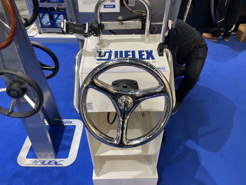 Vene 25 B&aring;t: Ultraflex Captiva -ohjauspy&ouml;r&auml; &ndash; L&auml;mp&ouml;&auml; rattiin - Reportaasi - Totalvene.fi