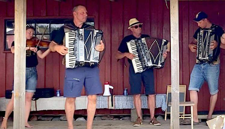 Perinteiset laituritanssit Jurmon satamassa 19.7. &ndash; Asp&ouml; Spelm&auml;n nostattaa tunnelman  - Uutinen - Totalvene.fi
