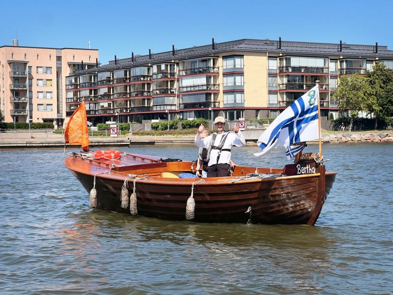 Hellep&auml;iv&auml;n pelastus &ndash; Helsingin vesill&auml; kulkee kelluva j&auml;&auml;tel&ouml;kioski - Uutinen - Totalvene.fi