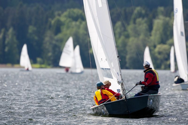 Lightning-luokan SM-kilpailut Lahdessa 8.&ndash;10.8.2025 &ndash; Vesij&auml;rven Enonsel&auml;ll&auml; kisataan SM-mitaleista - Uutinen - Totalvene.fi