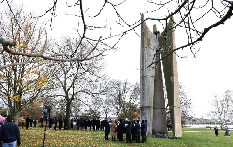 Merenkulkuj&auml;rjest&ouml;t kokoontuvat Ursinin kalliolle &ndash; Kunnianosoitus merimiehille ja merell&auml; menehtyneille  - Uutinen - Totalvene.fi