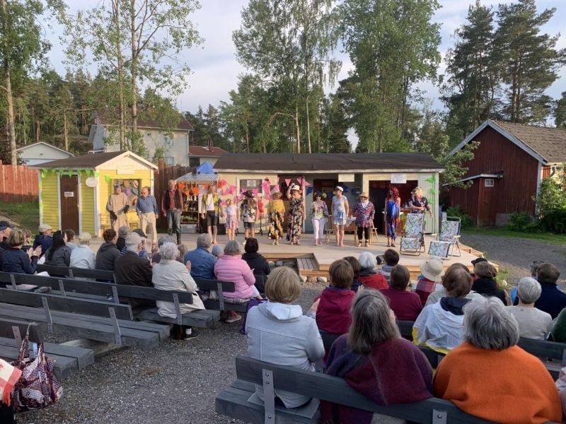 Merimaskun teatterin Kaikki laivaan! -komediaa esitet&auml;&auml;n 3.&ndash;17.6.2025 &ndash; Romantiikkaa ja kaaosta kannella - Satamat - Totalvene.fi