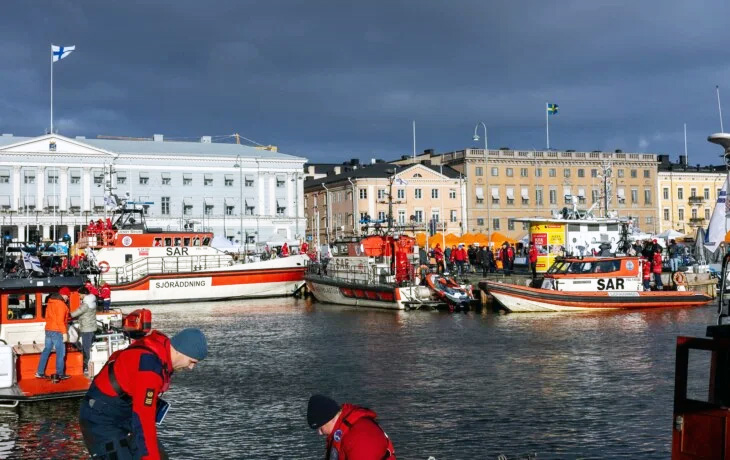 Pelastusalusten pyh&auml;inp&auml;iv&auml;n paraati Helsingiss&auml; 1.11.2025 &ndash; Vapaaehtoiset kunnioittavat merell&auml; menehtyneit&auml; - Uutinen - Totalvene.fi