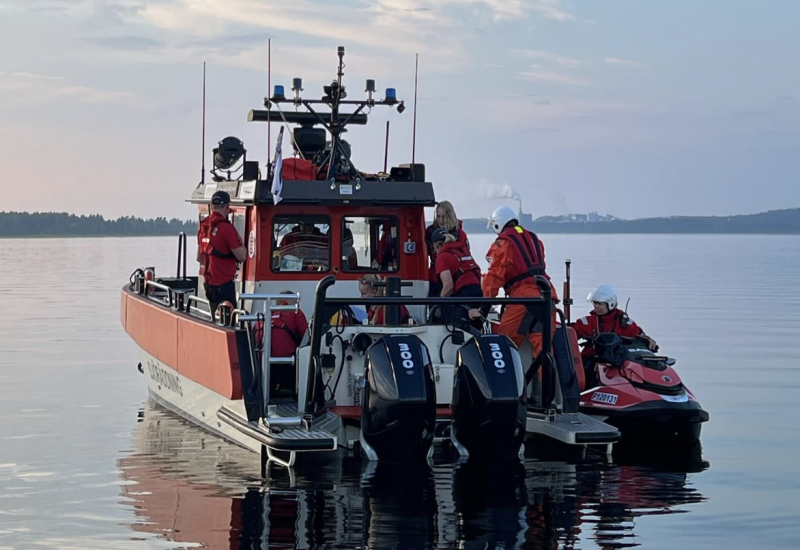 Kuopiossa pel&auml;styttiin, kun veneilij&auml; ei saapunut perille &ndash; J&auml;rvipelastajat avustivat haaksirikkoutuneen rantaan - Uutinen - Totalvene.fi