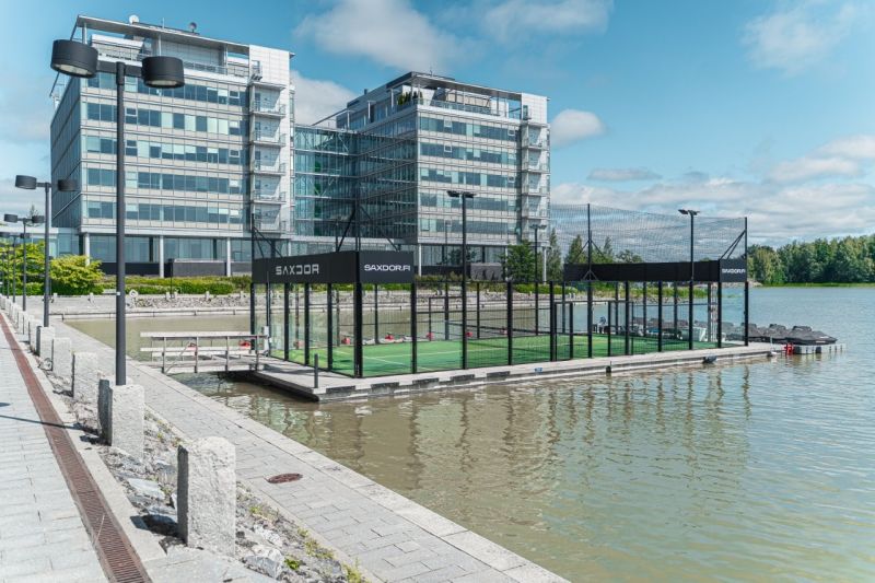 Saxdor Yachts laajentaa padelin pariin  &ndash; Espoossa pelataan kelluvalla kent&auml;ll&auml; - Uutinen - Totalvene.fi