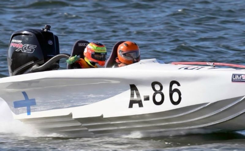 Suomalaiskuljettaja menehtyi MM-osakilpailussa Ruotsissa &ndash; Tomi Huuhkan muistoksi j&auml;rjestet&auml;&auml;n offshorekilpailu elokuussa - Uutinen - Totalvene.fi