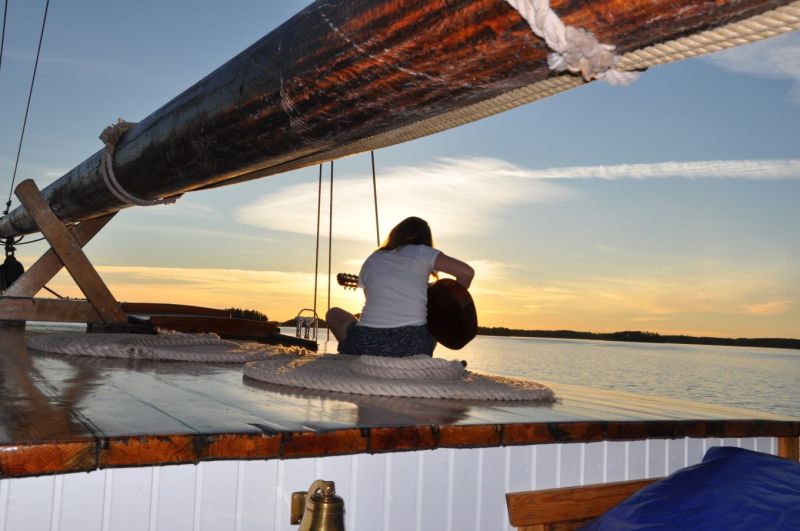 Yhteislauluja ja saaristotunnelmaa Alexandran kannella &ndash; Laiva on lastattu pohjoismaisilla trubaduureilla - Uutinen - Totalvene.fi