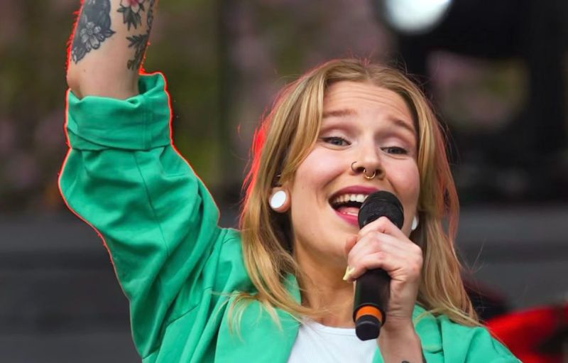 Livemusiikkia Villa Wolaxissa 25.7.2025  &ndash; Iina Mutikainen esiintyy kes&auml;illassa - Uutinen - Totalvene.fi