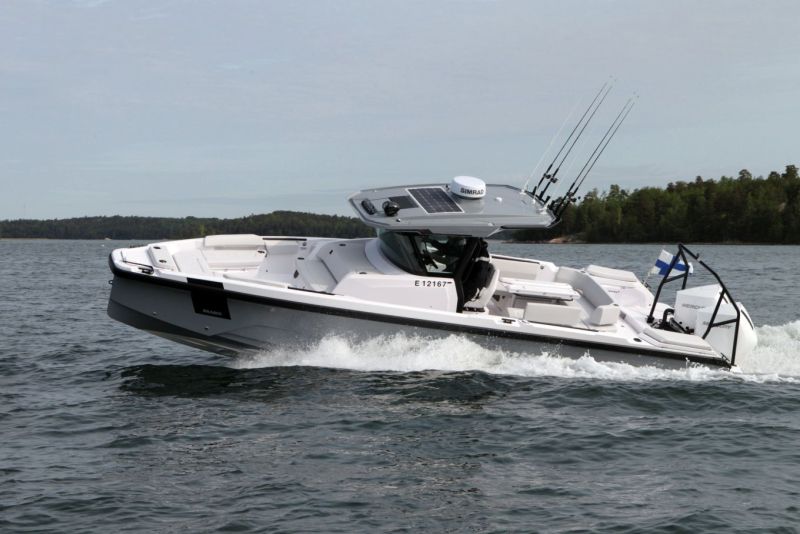 Axopar 29 CCX (2025&ndash;) &ndash; Valioluokan monik&auml;ytt&ouml;vene - Video - Totalvene.fi