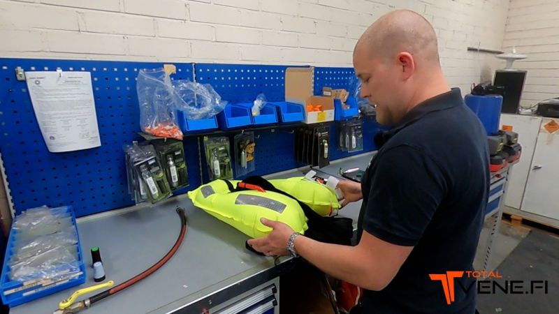 Paukkuliivin huolto &ndash; N&auml;in varmistat paukkuliivien toiminnan - Video - Totalvene.fi