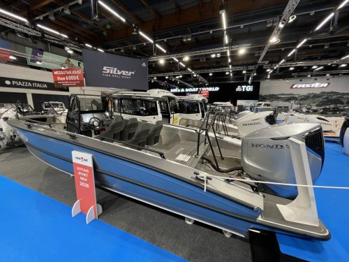Vene 26 B&aring;t: Sea Ray SDX 250 Outboard ja Silver Condor CCX &ndash; Erilaiset avoveneet - Reportaasi - Totalvene.fi