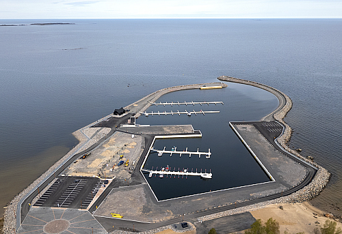Uusi satama otettiin k&auml;ytt&ouml;&ouml;n Hiekkas&auml;rkkien matkailualueella &ndash; Kalajoki Marina aukesi veneilij&ouml;ille - Uutinen - Totalvene.fi